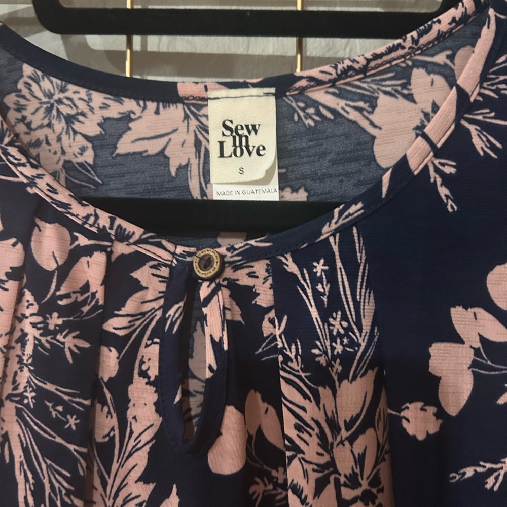 Sew In Love Navy & Pink Floral Sleeveless Top | NWT | Sizes S & M | Office-Ready - Picture 2 of 4